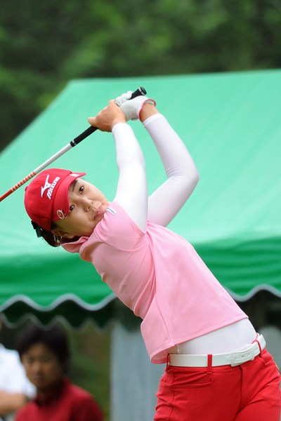 2011年 日医工女子オープンゴルフトーナメント 2日目 上原美希 去年プロテスト合格して、今年ツアーデビューの新人さんやそうですが、あっと驚く4アンダーをマークして昨日の53位から12位タイに大躍進！