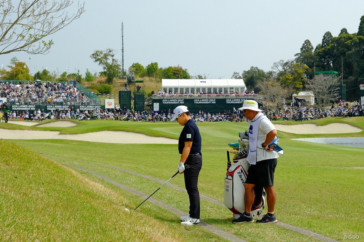 右打ちを諦めて左打ちを選べば、両足がカート道にかかって 2026年 アクサレディスゴルフトーナメント in MIYAZAKI 3日目 申ジエ