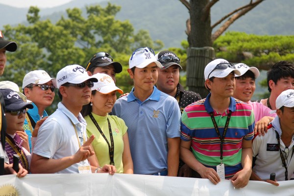 2011年 韓日プロゴルフ対抗戦 ミリオンヤードカップ 2日目 ベ・サンムン 今季の日本ツアーで活躍中。ラウンド後にファンと記念撮影