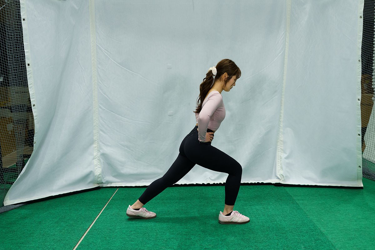 「踏む→蹴る」の反復運動 “地面反力”ってこのことかッ！／飛距離UPブートキャンプVol.7 軽く前傾姿勢をとった状態で、ひざを曲げる