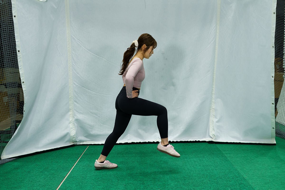 「踏む→蹴る」の反復運動 “地面反力”ってこのことかッ！／飛距離UPブートキャンプVol.7 前足で地面を踏み込み、その反発を使って体を浮かせる