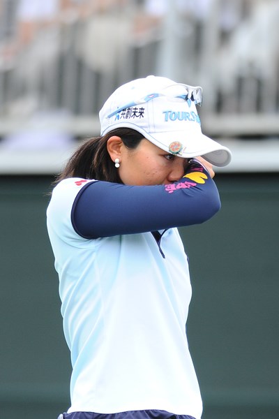 2011年 日医工女子オープンゴルフトーナメント 最終日 上原彩子 2年ぶりの優勝を決めて涙を流す上原彩子。本当に目指すべきタイトルは9月に待っている