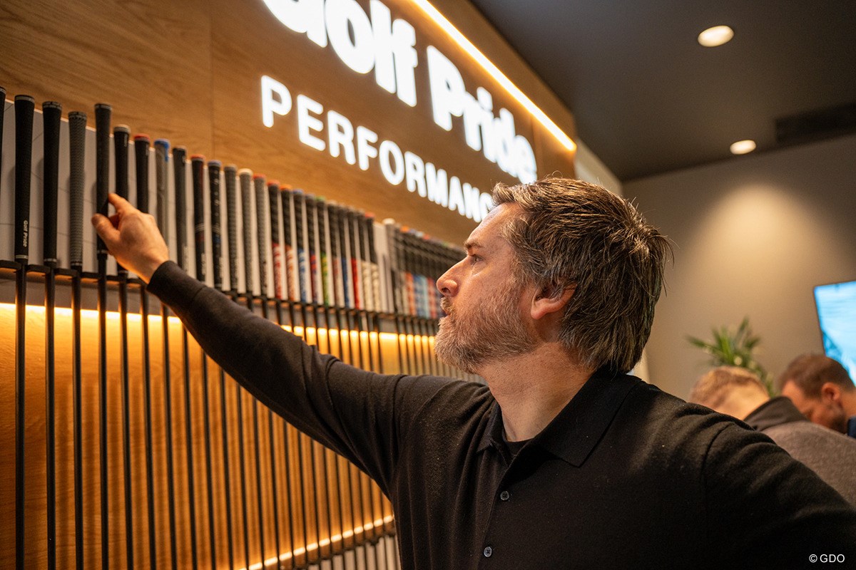 「たがが握り、されどの…」世界NO.1の“グリップ屋さん”総本山を潜入取材／大人の社会科見学 in U.S.A.「GOLF PRIDE」 陳列されたグリップを握って感触を確かめられる