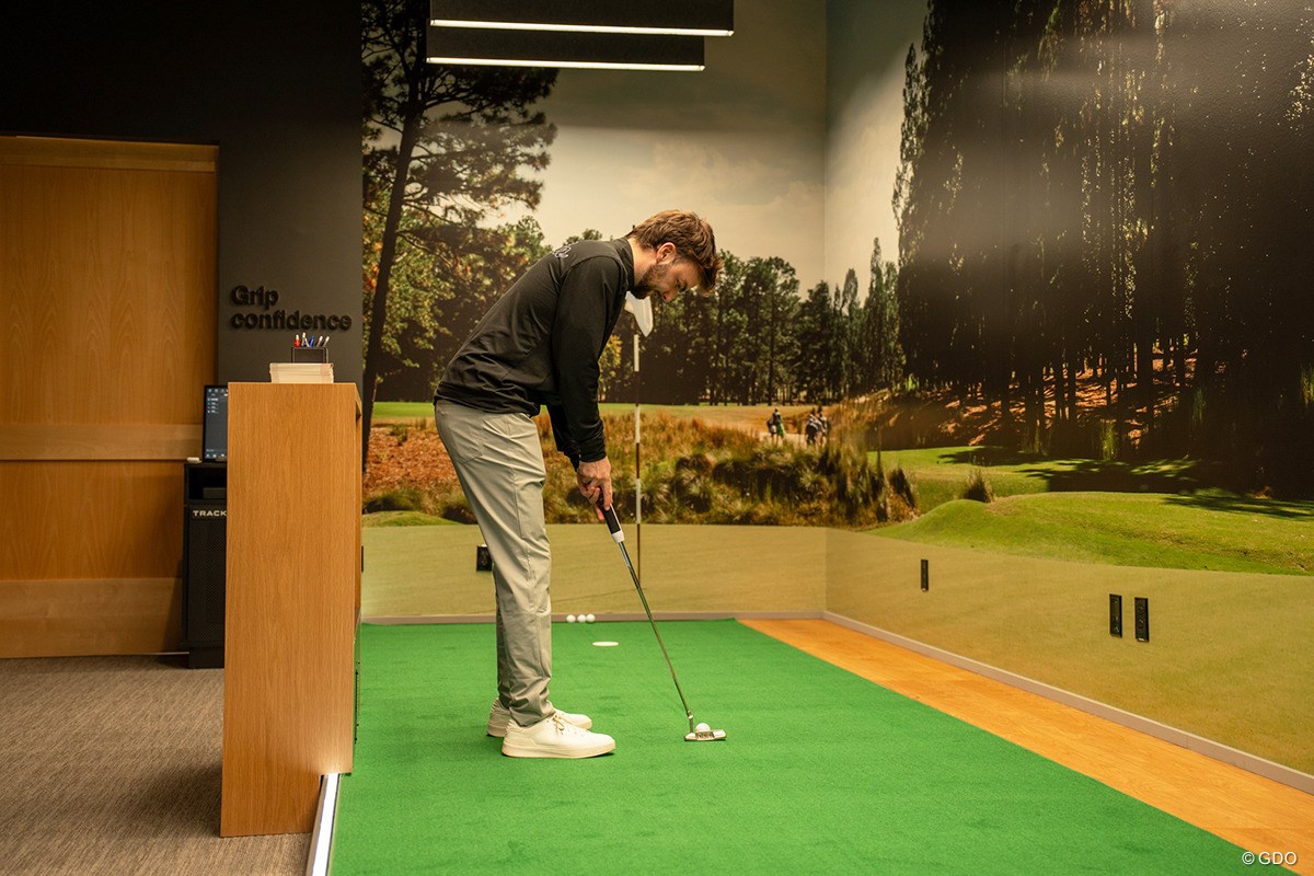 「たがが握り、されどの…」世界NO.1の“グリップ屋さん”総本山を潜入取材／大人の社会科見学 in U.S.A.「GOLF PRIDE」 パッティングスペースでパターのグリップをフィッティング
