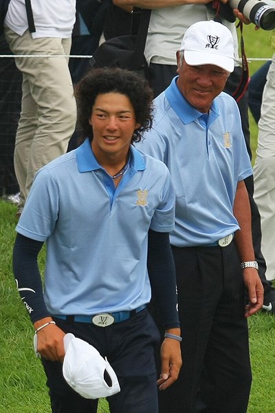 2011年 韓日プロゴルフ対抗戦 ミリオンヤードカップ 最終日 石川遼 最終日にして今大会初勝利を挙げた石川遼。青木功キャプテンも労をねぎらう