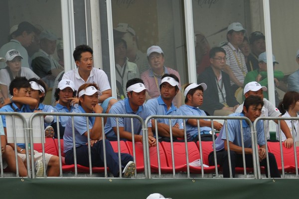 2011年 韓日プロゴルフ対抗戦 ミリオンヤードカップ 最終日 日本選抜メンバー 韓国チームの勝利を18番グリーンサイドのスタンドから見つめた日本選抜メンバーたち