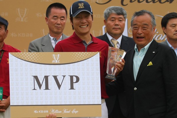 2011年 韓日プロゴルフ対抗戦 ミリオンヤードカップ 最終日 キム・キョンテ MVPにはキム・キョンテ！JGTOの小泉直会長からトロフィを受け取り笑顔