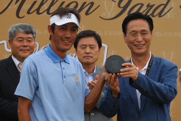 2011年 韓日プロゴルフ対抗戦 ミリオンヤードカップ 最終日 河井博大 チームを代表して準優勝杯を授与した河井博大。「なんでオレが…？」と最後まで緊張の連続でした