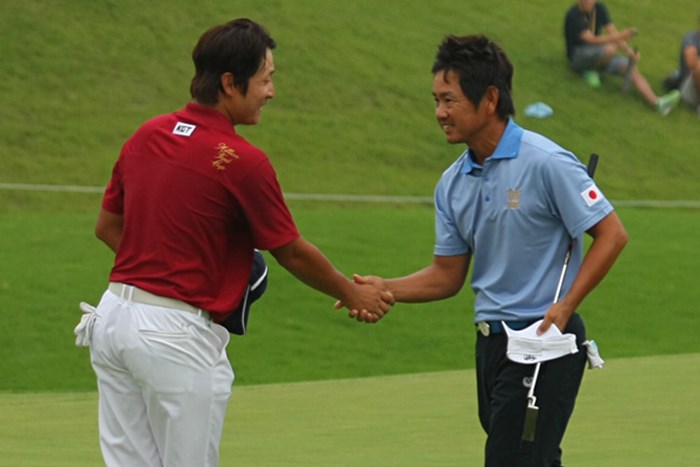 キム・キョンテとホールアウト後握手を交わす。昨年度の賞金ランク1位、2位対決はドロー 2011年 韓日プロゴルフ対抗戦 ミリオンヤードカップ 最終日 藤田寛之