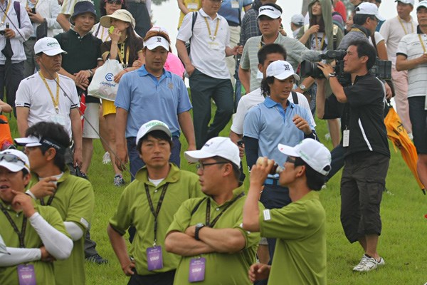 2011年 韓日プロゴルフ対抗戦 ミリオンヤードカップ 最終日 石川遼、高山忠洋 午後1時前から雷雨のため中断を余儀なくされ、クラブハウスに戻る選手たち