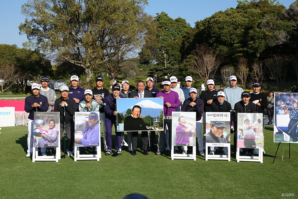 「ここは決意の場所」プロ18人が惜別ショット ジャンボさん追悼セレモニー