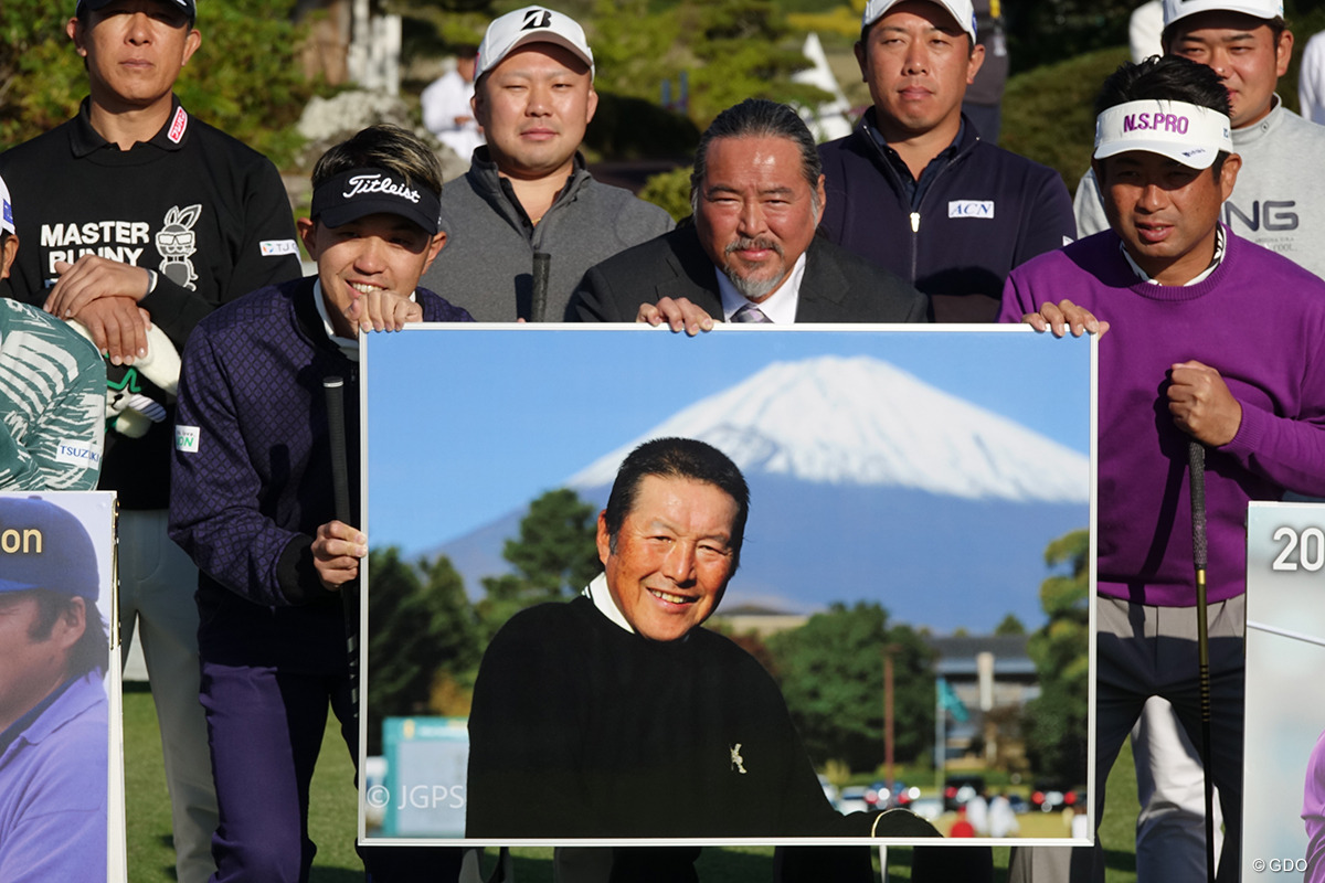ジャンボさんの笑顔を囲んだ（左から）阿久津未来也、尾崎智春氏、池田勇太 2026年 東建ホームメイトカップ 事前 阿久津未来也 尾崎智春 池田勇太
