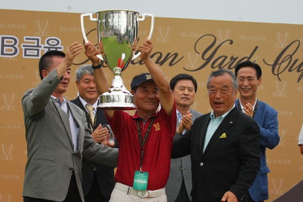 2011年 韓日プロゴルフ対抗戦 ミリオンヤードカップ 最終日 ハン・ジャンサン ミリオンヤードカップを手にした韓国のハン・ジャンサン主将