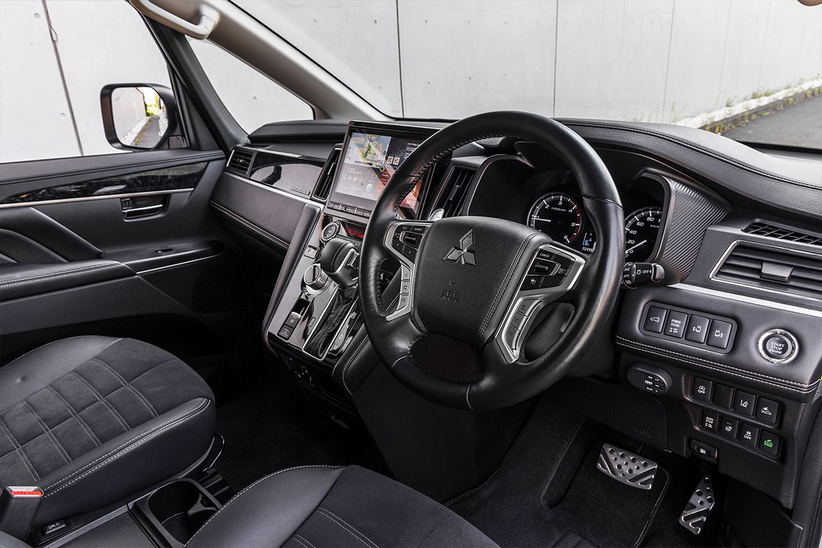 キャディバッグ積載量調査 運転席周りは精かんな印象です