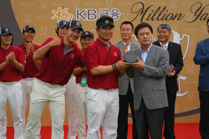 優勝盾を手にするY.E.ヤン。ホン・スンサンが割り込んでピース 2011年 韓日プロゴルフ対抗戦 ミリオンヤードカップ 最終日 Y.E.ヤン