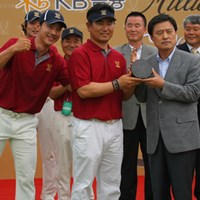 優勝盾を手にするY.E.ヤン。ホン・スンサンが割り込んでピース 2011年 韓日プロゴルフ対抗戦 ミリオンヤードカップ 最終日 Y.E.ヤン