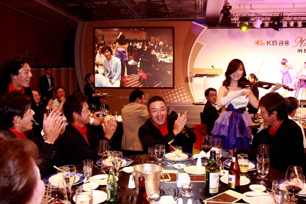 2011年 プレーヤーズラウンジ 日本選抜 「韓日プロゴルフ対抗戦 ミリオンヤードカップ」前夜祭の一コマ。このイベントで一層、団結力が強まった！？