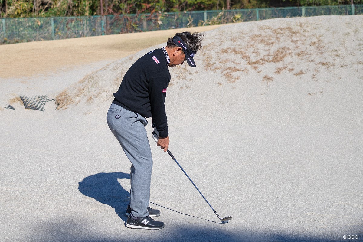 砂が少ない場合は「ハンドアップ」かつインから緩やかに【藤田寛之アプローチのレシピ#19／硬いバンカーショット】