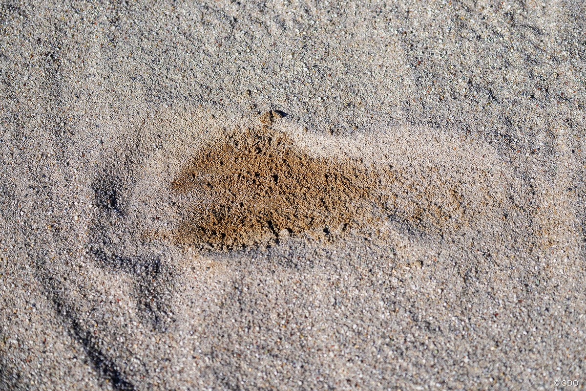 砂が少ない場合は「ハンドアップ」かつインから緩やかに【藤田寛之アプローチのレシピ#19／硬いバンカーショット】