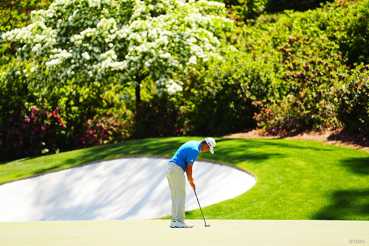 森と川に囲まれた13番でパターを打つモリカワ 2026年 マスターズ 初日 コリン・モリカワ