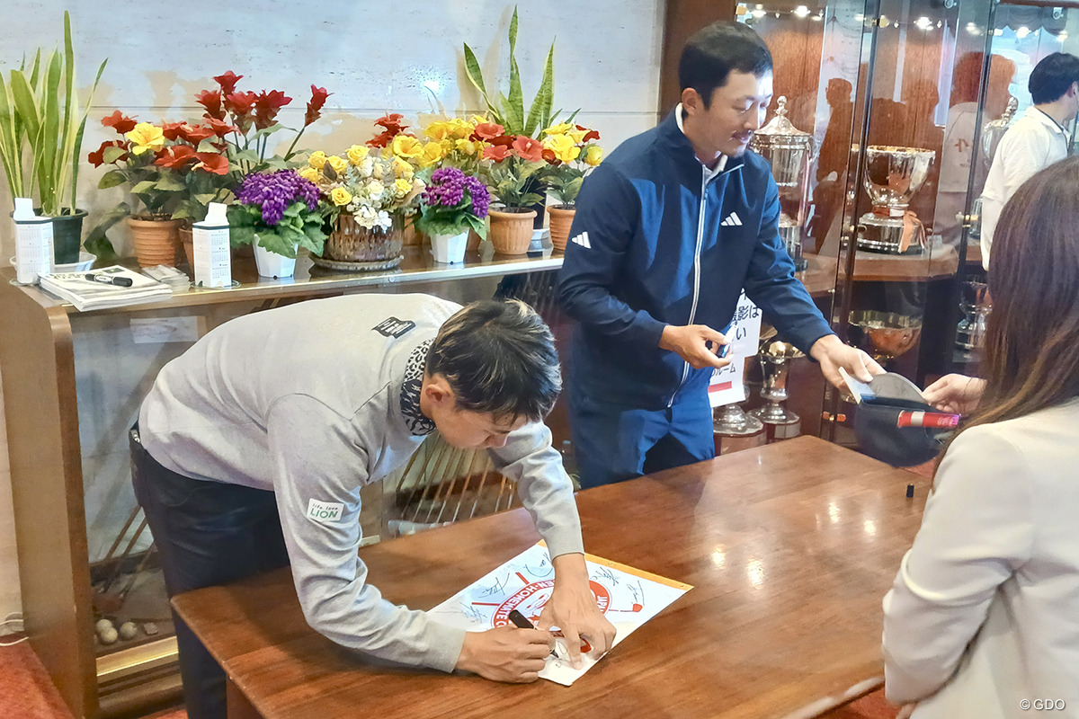 「ギャラリーさんへの対応は選手みんな考えています」 阿久津未来也選手会長らが即席サイン会