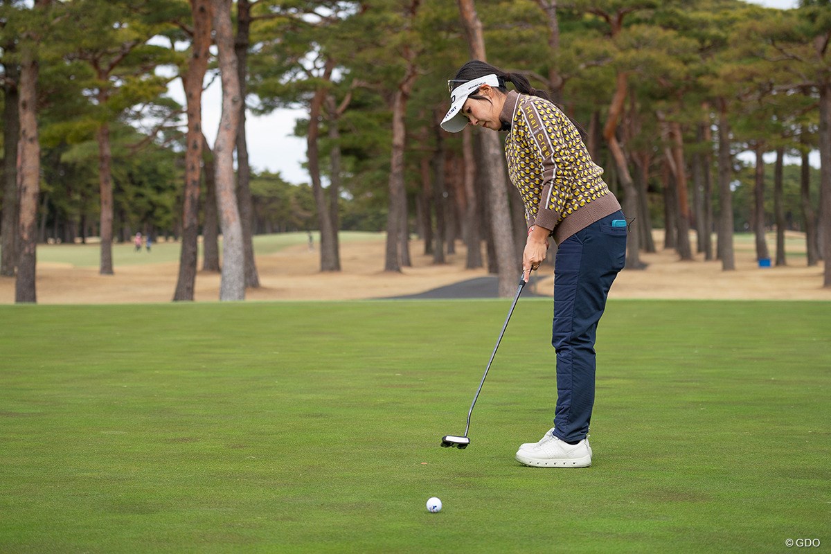 ビビビビー！クラブ挙動が安定する左手人差し指の“レーザービーム”【青木瀬令奈のThe Putting World#8】 最後まで左手の人差し指が伸びる