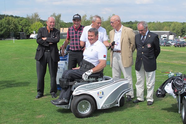 2011年 ゴルフの楽しみをすべての人に ＜フランス障害者ゴルフの現状＞ 「アルストム・オープン・ド・フランス」の会場に集まった、フランス障害者ゴルフ協会の会員たち