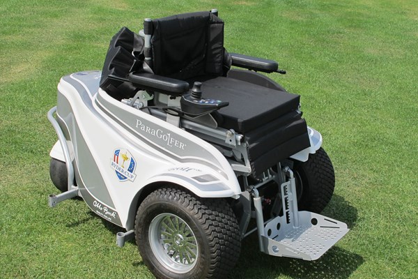 車いすに乗る障害者ゴルファーのために作られた「パラゴルファー」