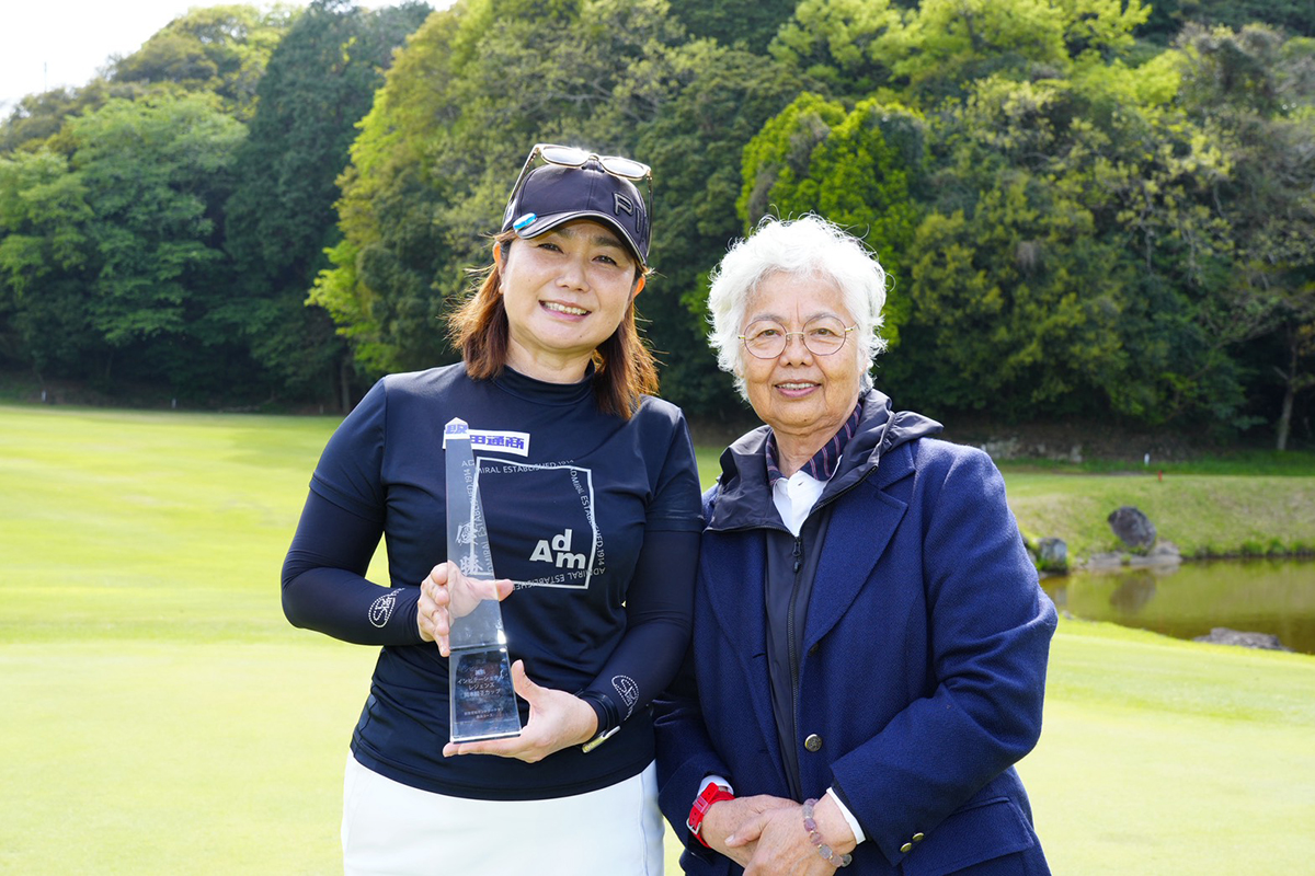 久保樹乃が「69」で女子シニアの接戦を制する／第4回岡本綾子カップ