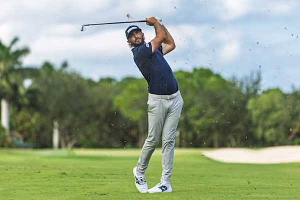 マックス・ホマ コブラの新「3DP アイアン」でプレーするマックス・ホマ（Courtesy Cobra Golf）