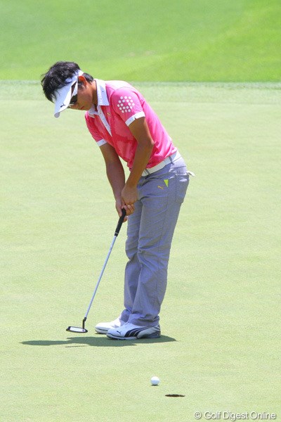 2011年 日本アマチュアゴルフ選手権競技 初日 浅地洋佑 最終18番では2mのパーパットを沈めホッと胸をなでおろす浅地洋佑