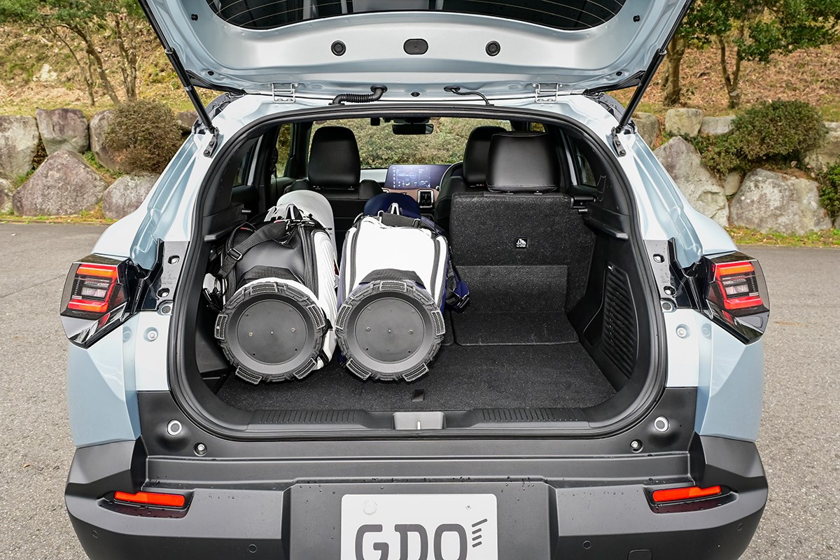 クルマはゴルフギアである 片側と真ん中を倒して2本積載