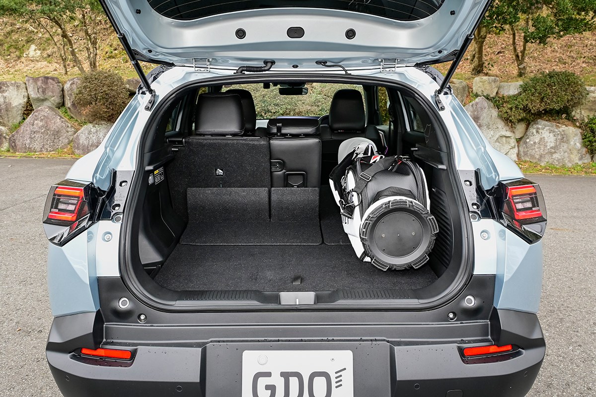 クルマはゴルフギアである キャディバッグを積むには後席片側を倒す