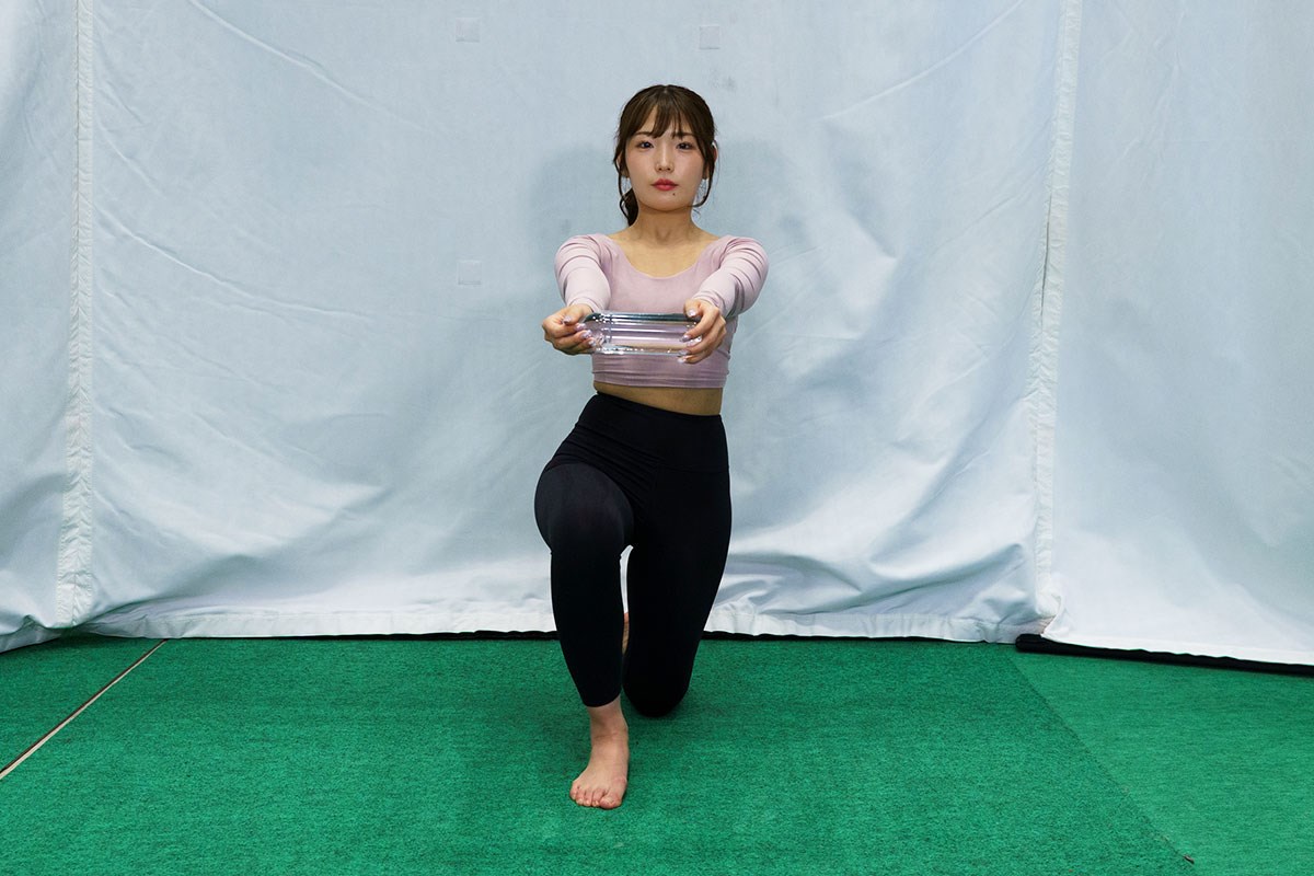 ペットボトルをビュンッと一振り！スイングのキレUPトレーニング／飛距離UPブートキャンプVol.8 片膝立ちになり、ペットボトル（500ml～1L）を持つ