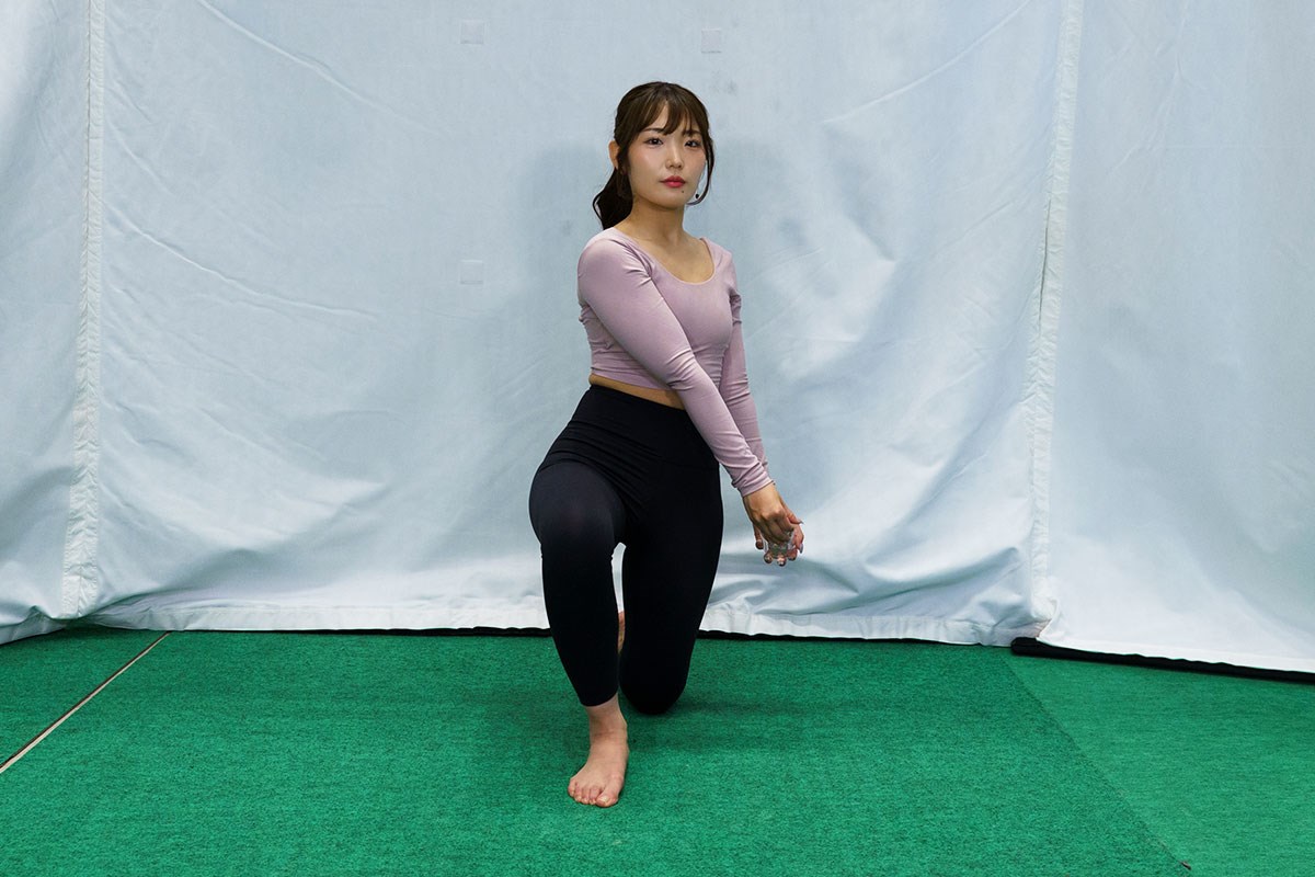 ペットボトルをビュンッと一振り！スイングのキレUPトレーニング／飛距離UPブートキャンプVol.8 体の正面やや左側にペットボトルをセットする