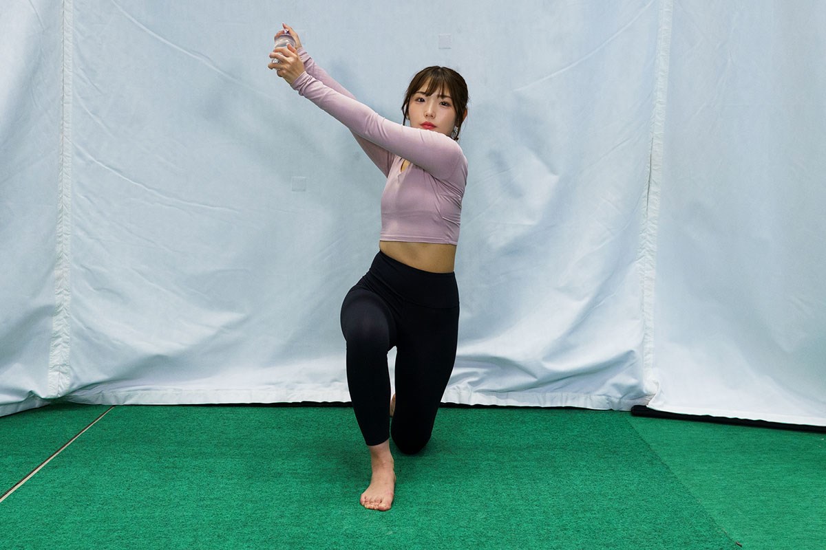 ペットボトルをビュンッと一振り！スイングのキレUPトレーニング／飛距離UPブートキャンプVol.8 ペットボトルを上方向へ素早く振り上げる