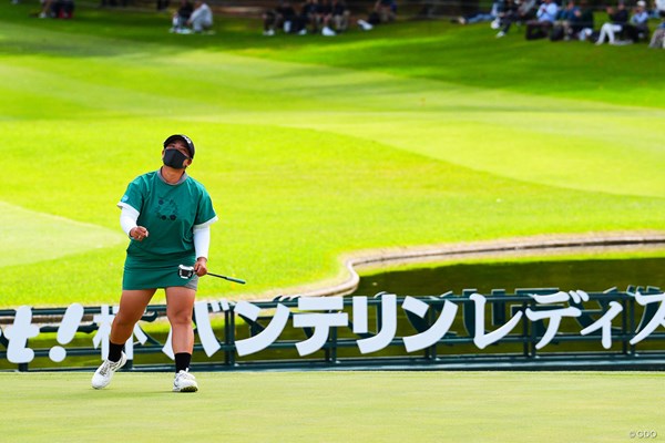グリーンのウェアで首位に浮上した鈴木愛は今季初勝利を狙う
