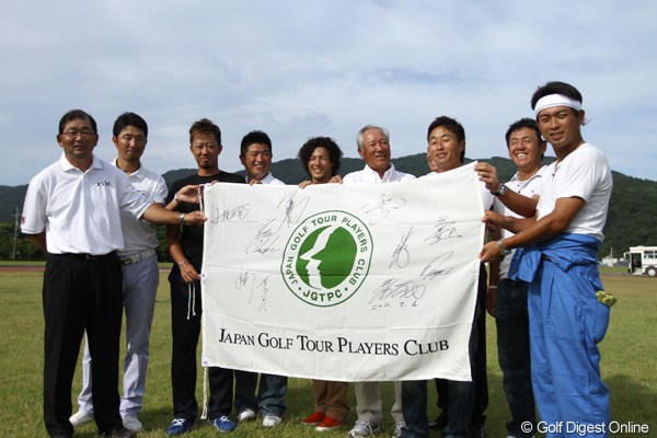 2011年 ジャパンゴルフツアー選手会・避難所訪問 集合写真 選手会の有志10名が被災地を訪問。周囲の景色とは対照的な子供たちの明るさに安堵の表情を見せていた