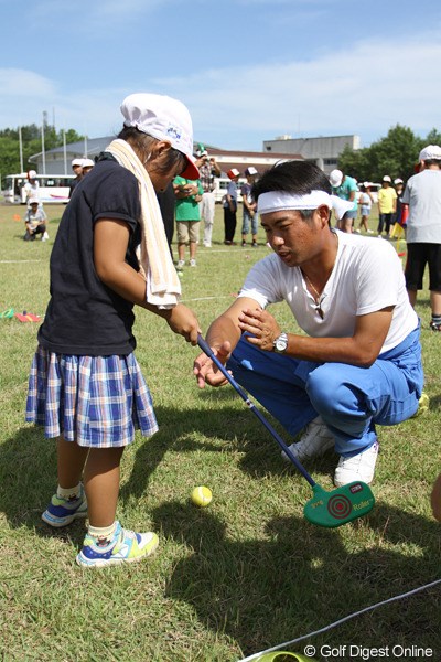 2011年 ジャパンゴルフツアー選手会 避難所訪問 池田勇太