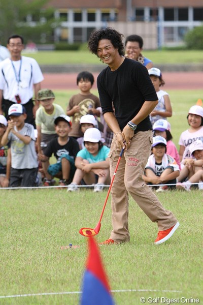 スナッグゴルフで子供たちと対戦した石川遼。アプローチがフラッグをかすめて悔しがる