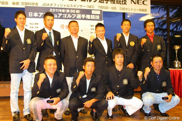 2011年 日本アマチュア選手権競技 2日目 東北福祉大9人衆 阿部監督を囲み、予選を勝ちぬいた9人の東北福祉大選手たち