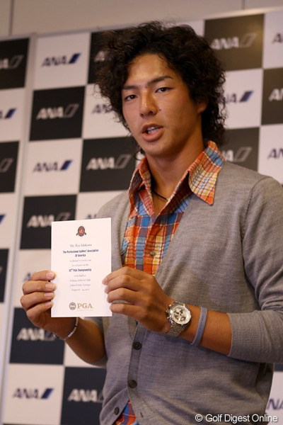 2011年 全英オープン 石川遼 全米プロの招待状を披露する石川。これで今年も四大メジャー大会フル出場だ