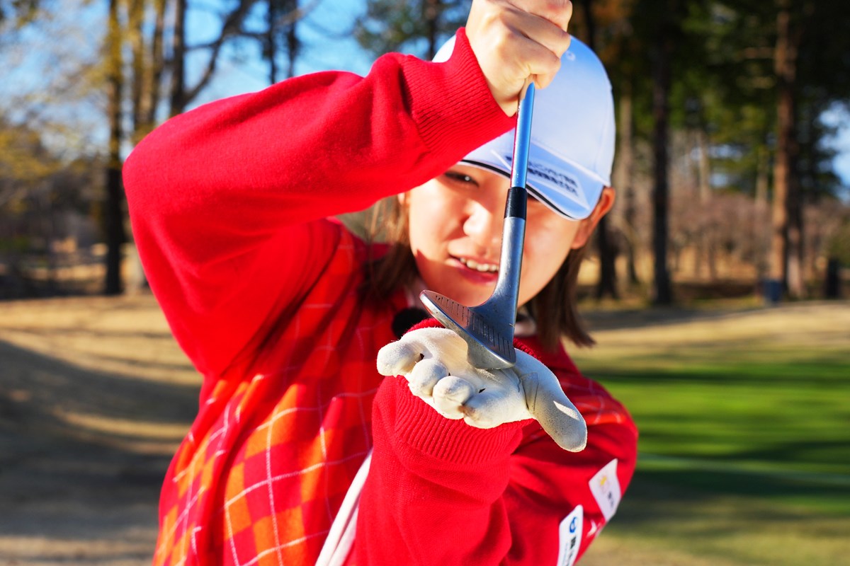 「また奥から…」左足下がり“最難関アプローチ”で寄せきる方法 平塚新夢