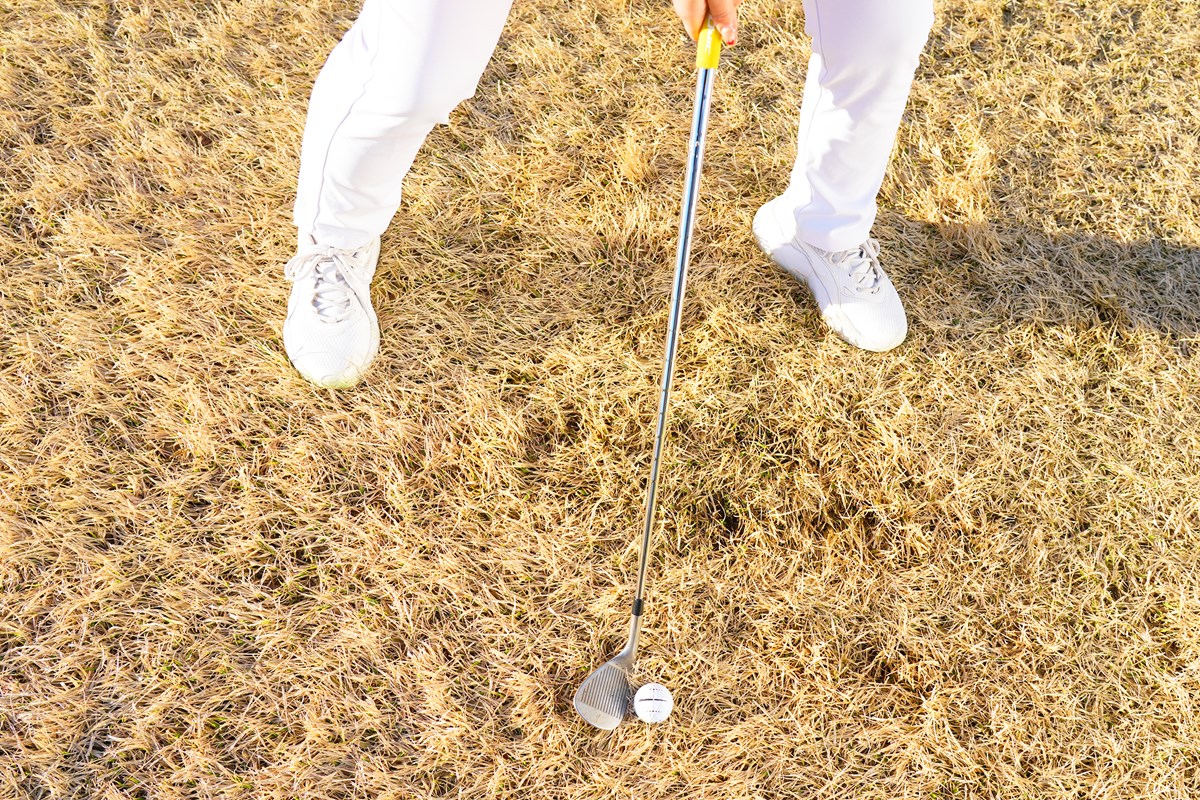 「また奥から…」左足下がり“最難関アプローチ”はフォローで距離感を出す 平塚新夢