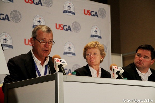 2011年 全米女子オープン事前情報 USGA 会見で話すジム・ハイラー会長（左）