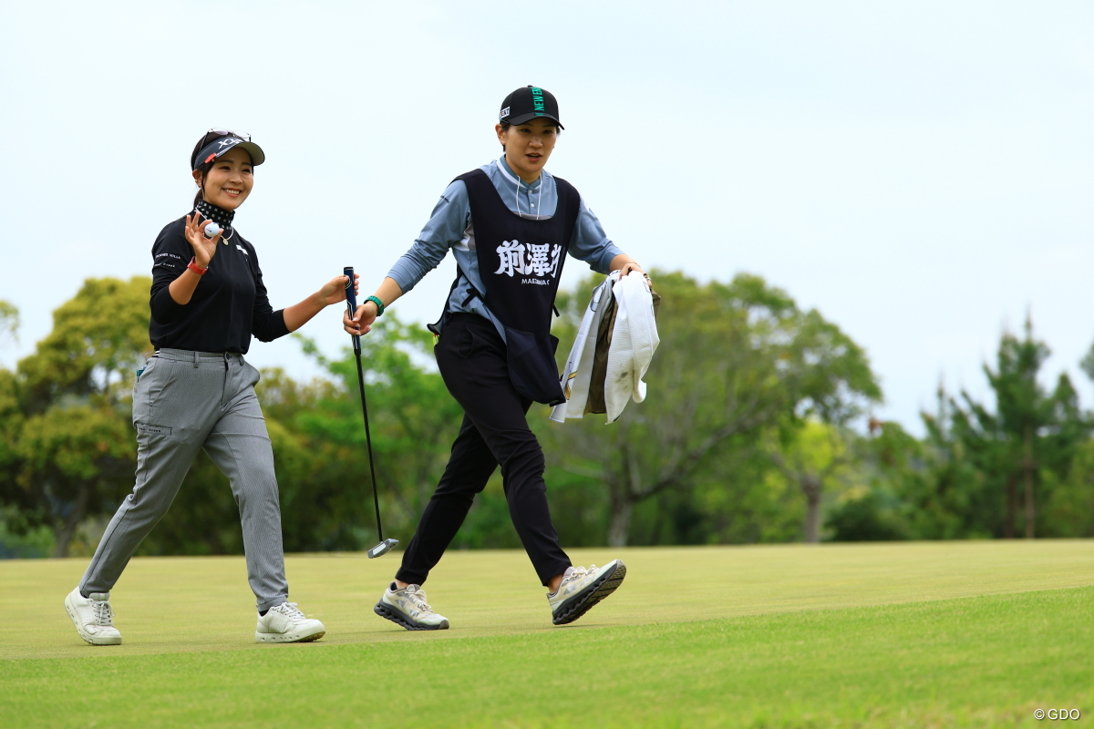青木のプレーを成田がキャディとして全面サポート 2026年 前澤杯 MAEZAWA CUP 初日 青木瀬令奈 成田美寿々