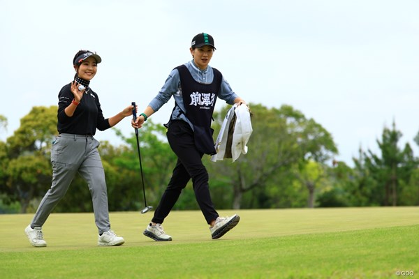 2026年 前澤杯 MAEZAWA CUP 初日 青木瀬令奈 成田美寿々 青木のプレーを成田がキャディとして全面サポート