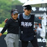 「私は背中で励ます」青木瀬令奈が戦友・成田美寿々にキャディをお願いした理由