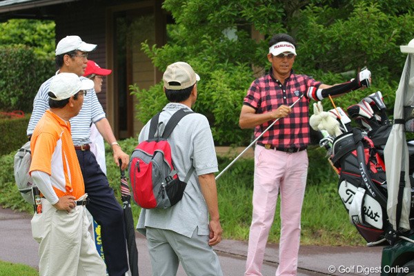 2011年 トータルエネルギーCUP PGAフィランスロピーシニアトーナメント 2日目 芹澤信雄 シニアツアーの魅力のひとつは、プロとこんなに近くに寄れるんです（右：芹澤信雄プロ）