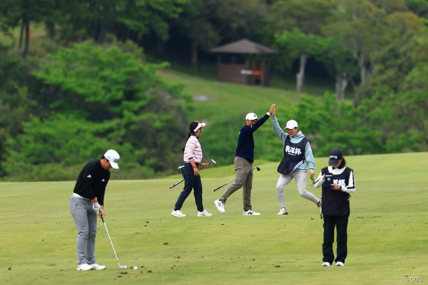 2026年 前澤杯 MAEZAWA CUP 2日目 宮里優作 イーグル奪取に青木瀬令奈、成田美寿々らとハイタッチ